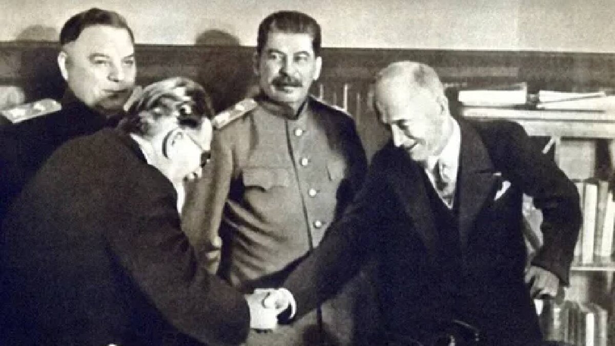 Эдвард Бенеш (крайний справа) узнал о решении Сталина объединить славянские государства в 1945 году.