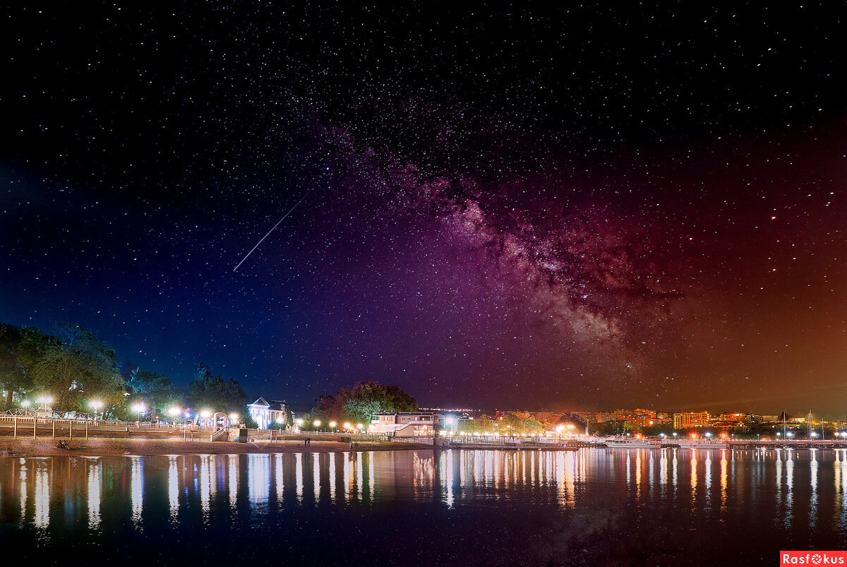 Вечер над набережной Геленджика. Фото Владимира АРТАМОНОВА.