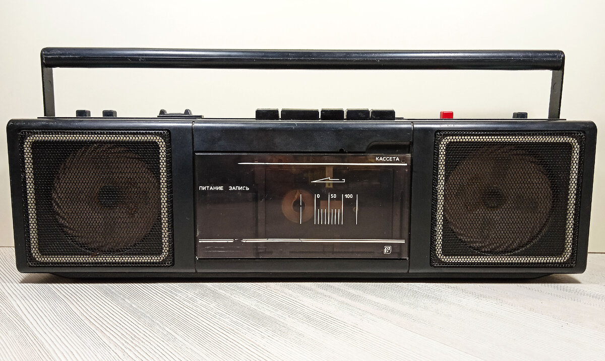 Магнитофон Русь М-310С-1 (фронтальная панель).