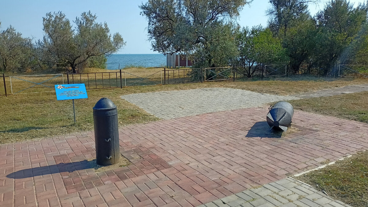 Во время ВОВ вот такие бомбочки скидывали немцы на земли Крыма. Фото Елены Кузнецовой, сделано в Героевке.