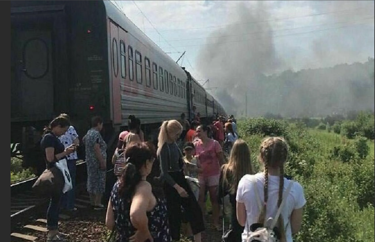 Пожар в поезде адлер. Столкновение поезда Адлер Нижневартовск. Пассажиры возле поезда. Горящий поезд.