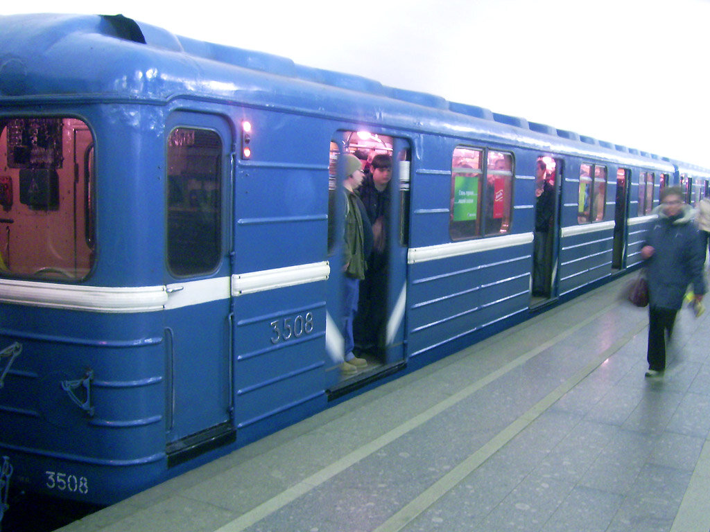 А особенно сложно найти отличия между Е-образными и Номерными в Петербурге, где все составы имеют одинаковую окраску. Вот это, к примеру, какой вагон? Пришелец? Ёжик? Холодильник?