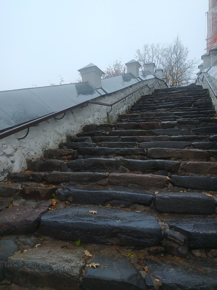 По этим каменным ступеням невозможно подняться без душевного волнения: ровесники Ивана Грозного, кого только они не повидали на своем веку: царские особы и простые смертные, величайшие люди русской земли и неприятельские армии, артисты и паломники, монахи и революционеры... /фото автора
