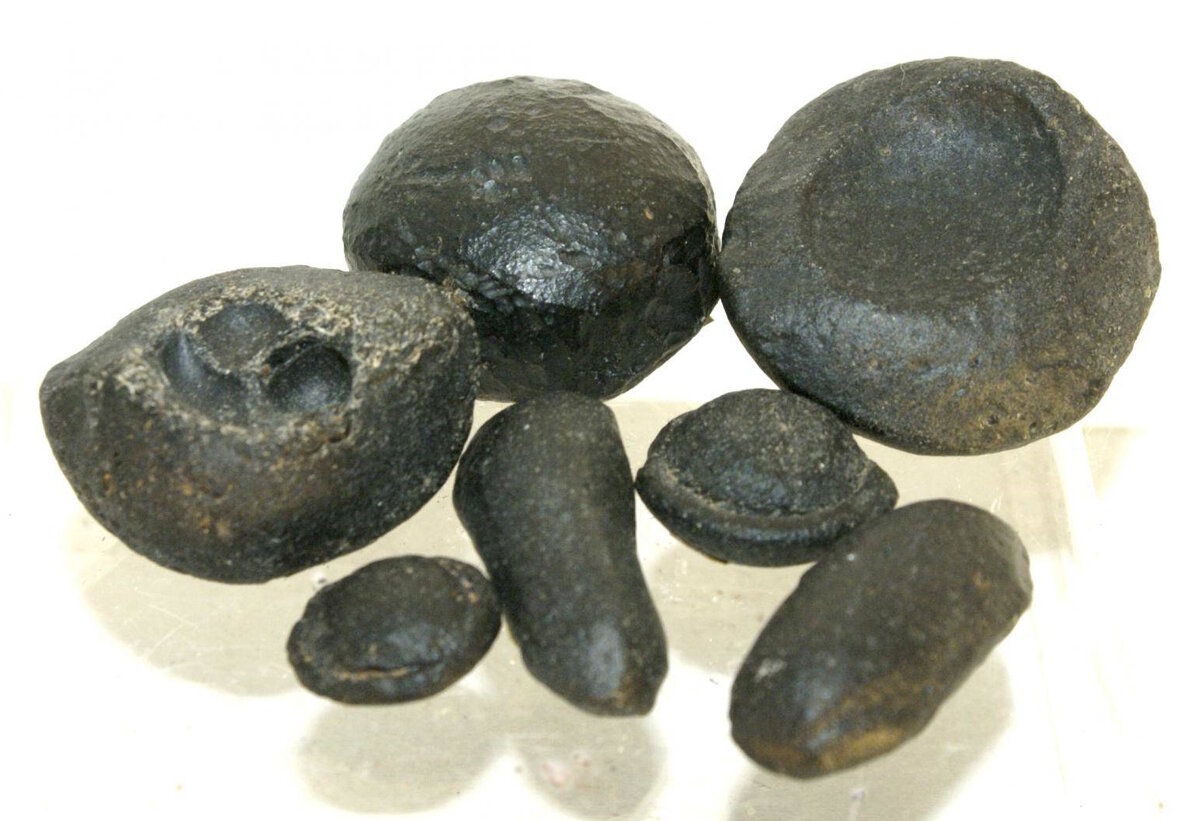 Тектиты.
Источник фото: https://history.eco/wp-content/uploads/2020/02/ris_003.jpg