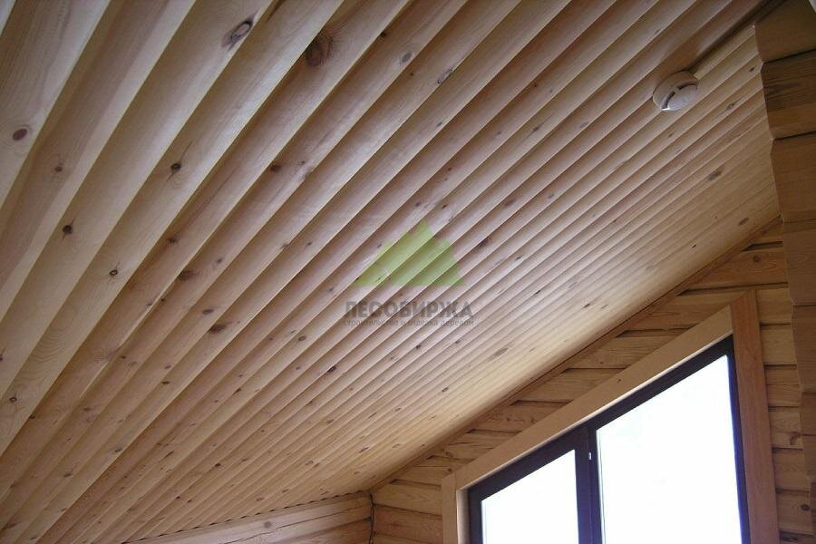 Потолочный блок-хаус - это вид обшивки потолка, выполненной в виде деревянных планок, имитирующих наружную поверхность характерную для домов из бруса или бревна.