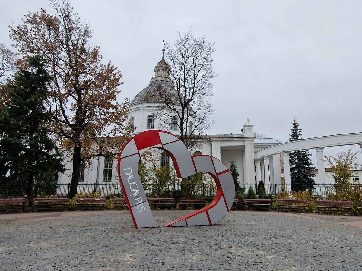 На площади возле католического костёла Святого Петра в веригах, в 2018 году был установлен арт-объект «Сердце».