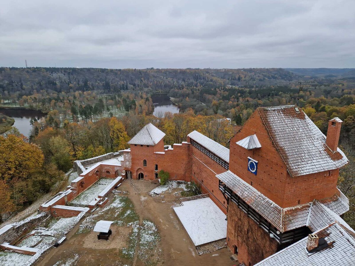 Турайдский замок. Вид с главной башни.