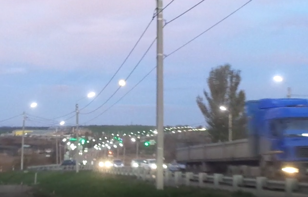 "Попасть туда, окунуться вда-а-а-аль. Я так хочу туда!"😿. Автор фото - "Машины на трассе и животные в селе". Красивая трасса.