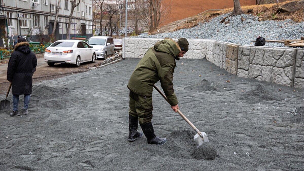     Во Владивостоке жители домов 14 и 16 по улице Жигура успешно поучаствовали в конкурсе проектов по решению вопросов местного значения. Сейчас во дворе уже идут земляные работы. Тут будет создана автомобильная парковка.