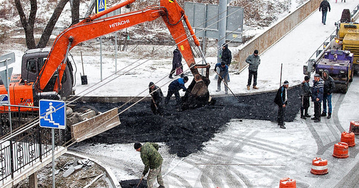 Судя по фото. Во-первых, явно требуется дальнейшая "либерализация" законодательства. Очевидно! Ну а во-вторых, если внимательно присмотреться к надписи на стреле экскаватора, то вполне себе можно предположить, что все это безобразие даже и не в нашей стране творится: у нас в ходу кириллица, а вовсе не латиница! 