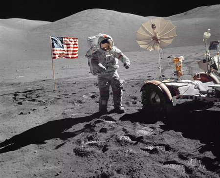 Большое количество людей, особенно в США, не верит в тот факт, что американские астронавты посетили Луну.-2