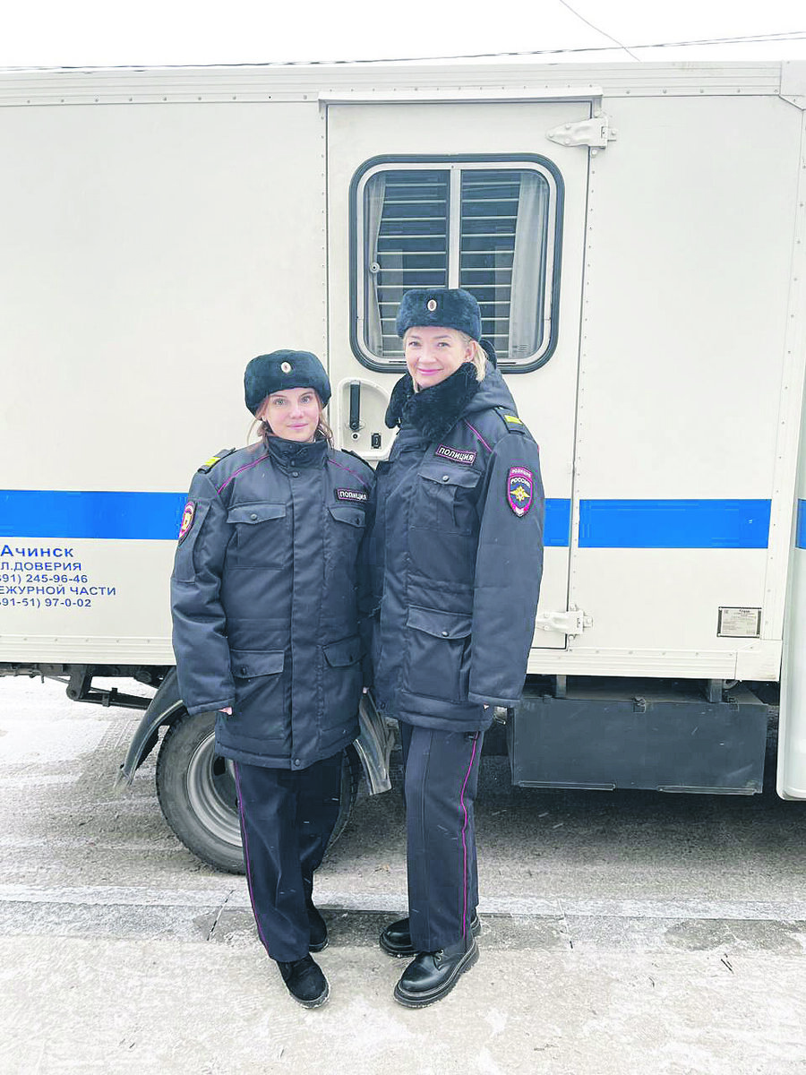 В реальной жизни конвой совсем не такой, как в шансоне – суровый и безжалостный. Марина Ковалёва  и Снежана Коновалова порой даже жалеют своих подопечных. / ФОТО «АГ»