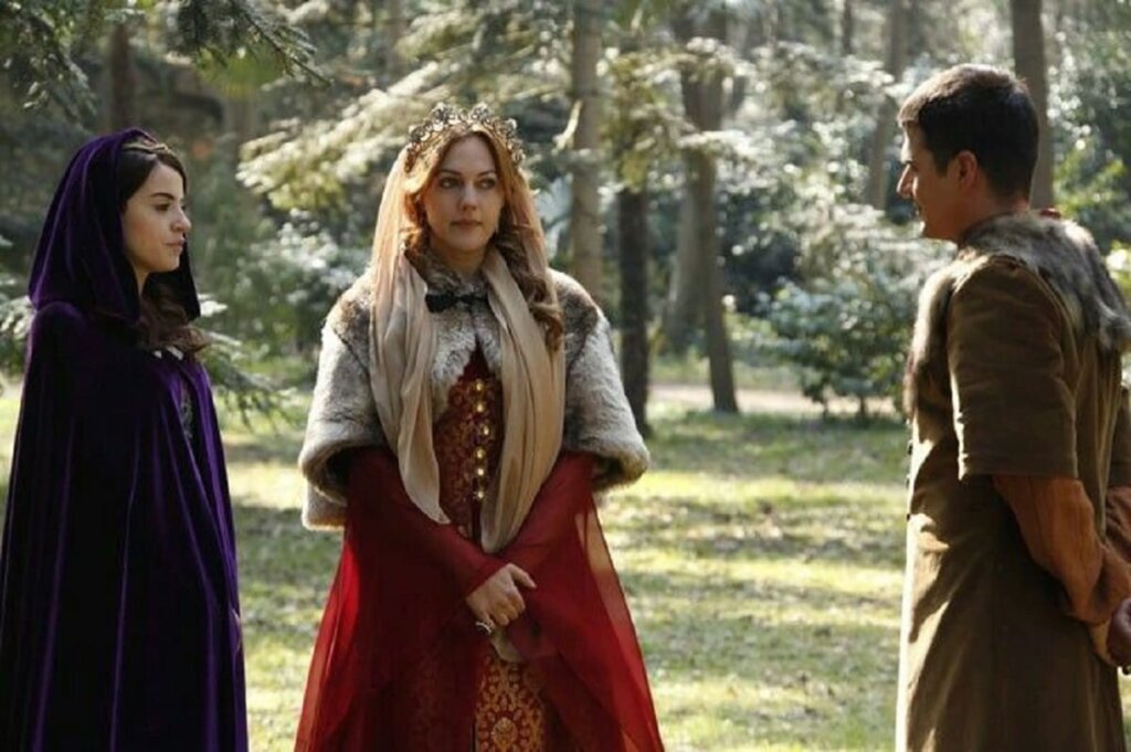 Для Хюррем Мустафа всегда был лишь мальчишкой. Фото: стоп-кадр из сериала «Великолепный век»