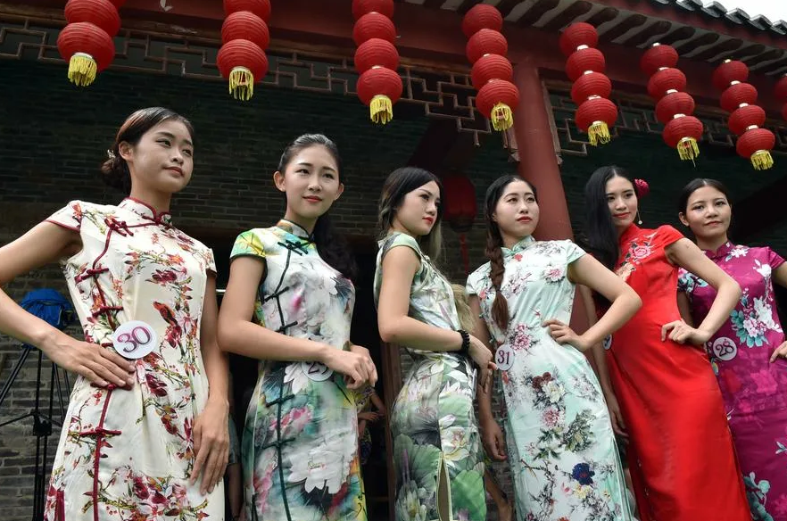 Китайские компании решили помочь своим работницам - безнадежным холостячкам. Незамужним женщинам старше 30 стали давать дополнительные 8 дней отпуска – для знакомств.