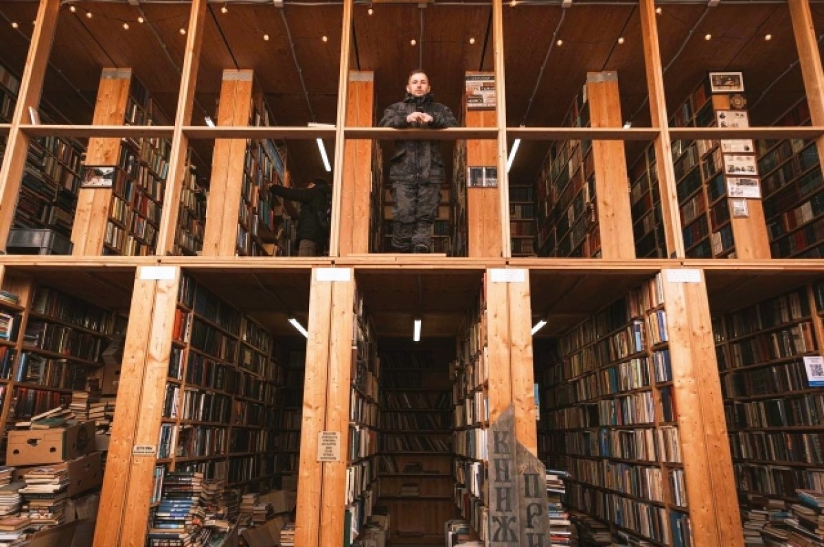    На этих стеллажах вы, скорее всего, найдёте то, что долго искали.