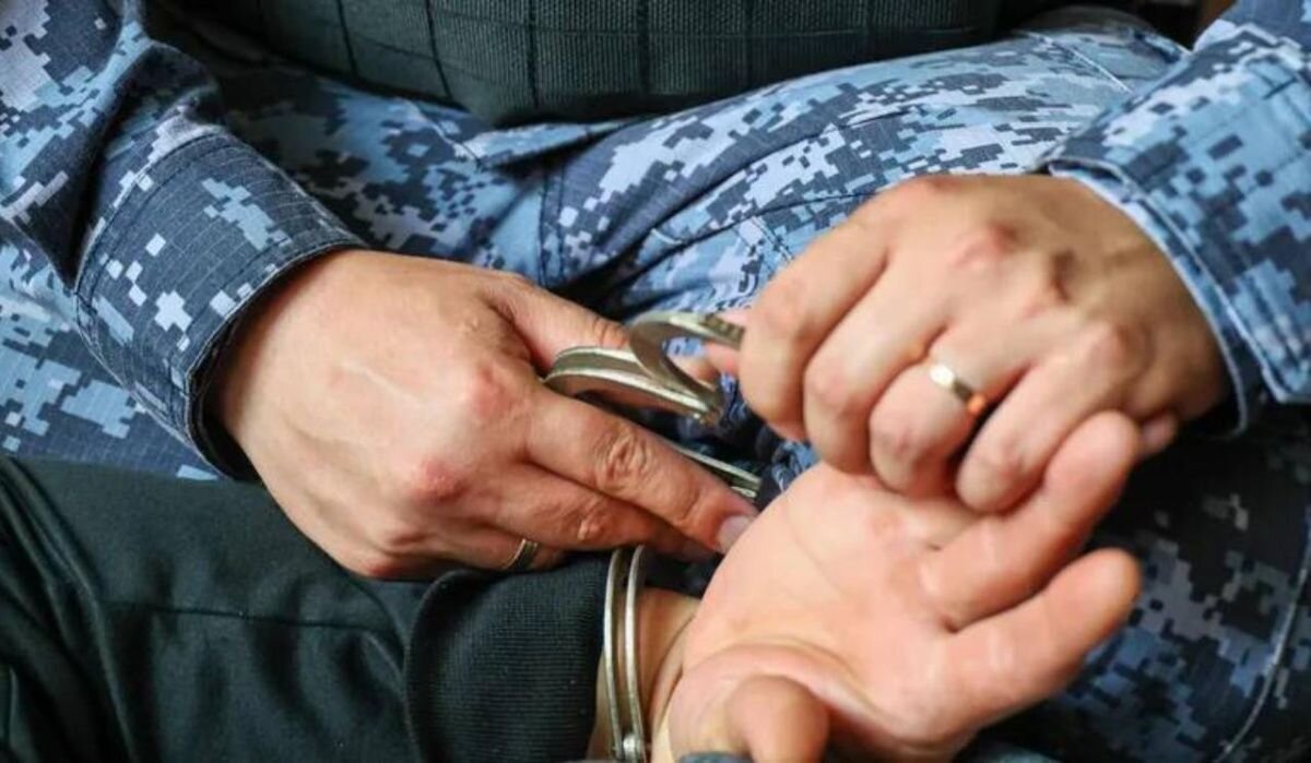     Правоохранитель надевает наручники. Источник: 78.ru Автор фото: Petrov Sergey