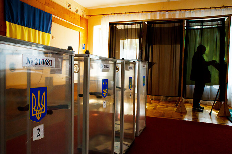    6 ноября Зеленский внес в Верховную раду на рассмотрение законопроекты, согласно которым военное положение и всеобщая мобилизация продлеваются еще на 90 дней, т. е. до середины февраля 2024 года, а после и вовсе выступил с заявлением о том, что выборы ни к чему