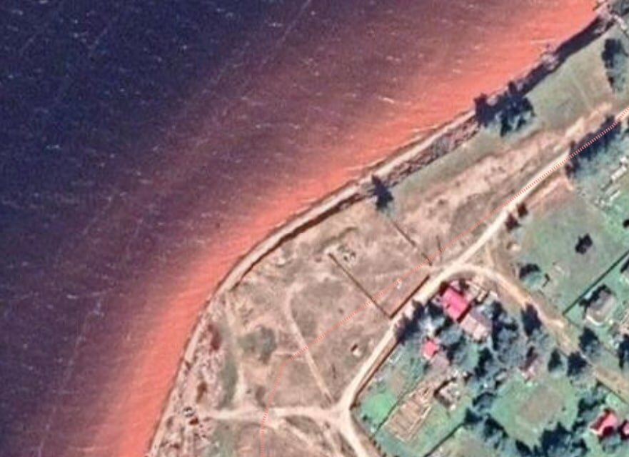 Как видно на спутниковом снимке, забор, который установил предыдущий хозяин, не перекрывал проход вдоль реки, чем местные с удовольствием пользовались, постоянно срезая через него свой путь вдоль реки как пешком, так и на автотранспорте