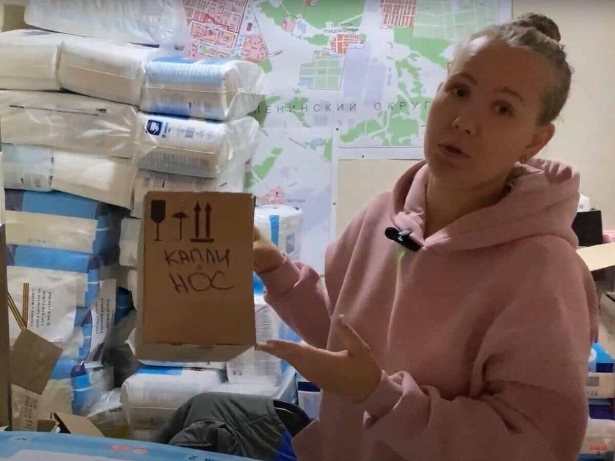 Екатерина в пункте сбора гуманитарной помощи© YouTube канал "OPERATOR 13"