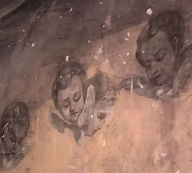    Старинная роспись была заложена при реконструкции собора