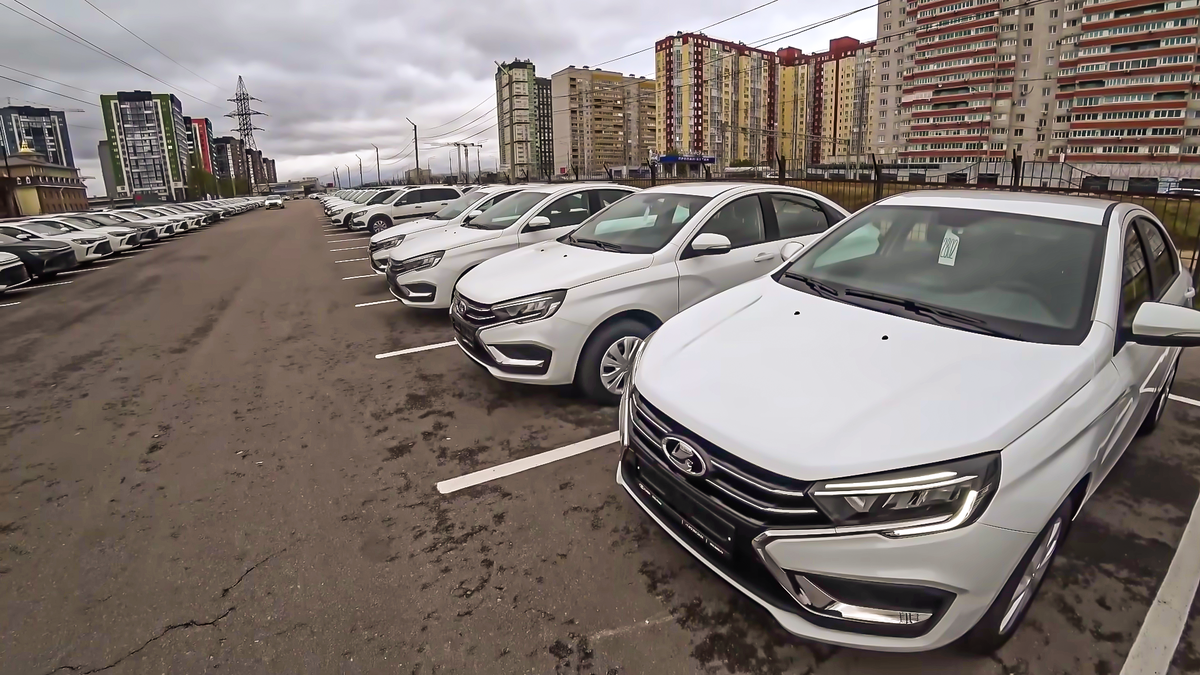 АвтоВАЗ одумался? АвтоВАЗ снизит стоимость на Ладу Гранту и Весту, но  автомобили опять лишатся важной опции | Про Авто | Дзен