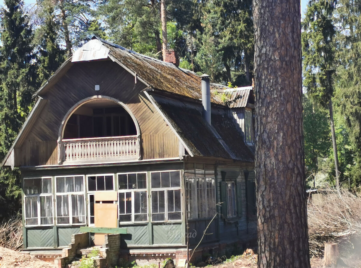 На старых дачах балкон, как правило, был для красоты. По прямому назначению им редко кто пользовался. А ведь уютно! Меня этот домик тоже привлёк своим необычным балконом.  Я всегда любовалась им проходя мимо. Новые хозяева домик снесли.