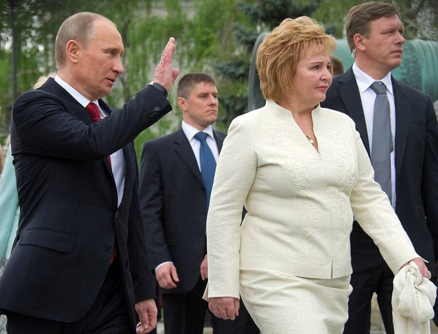 Вечером 1 апреля 2013-го года президент России Владимир Путин и его жена Людмила объявили о своем разводе. Прямо во время антракта премьеры балета "Эсмеральда" в Кремле.-3
