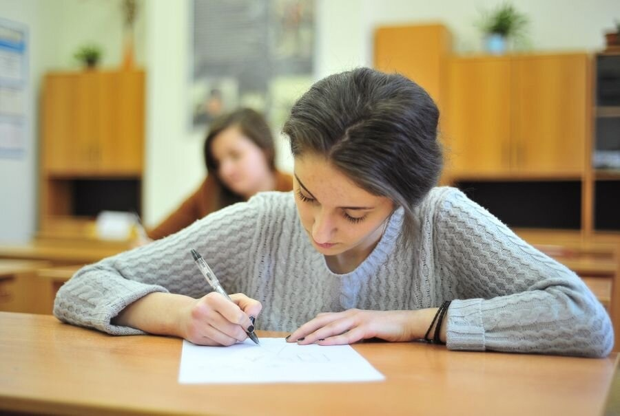 На первый взгляд может показаться, что подлежащее не должно вызывать у девятиклассников трудностей, однако в заданиях ОГЭ есть свои капканы.