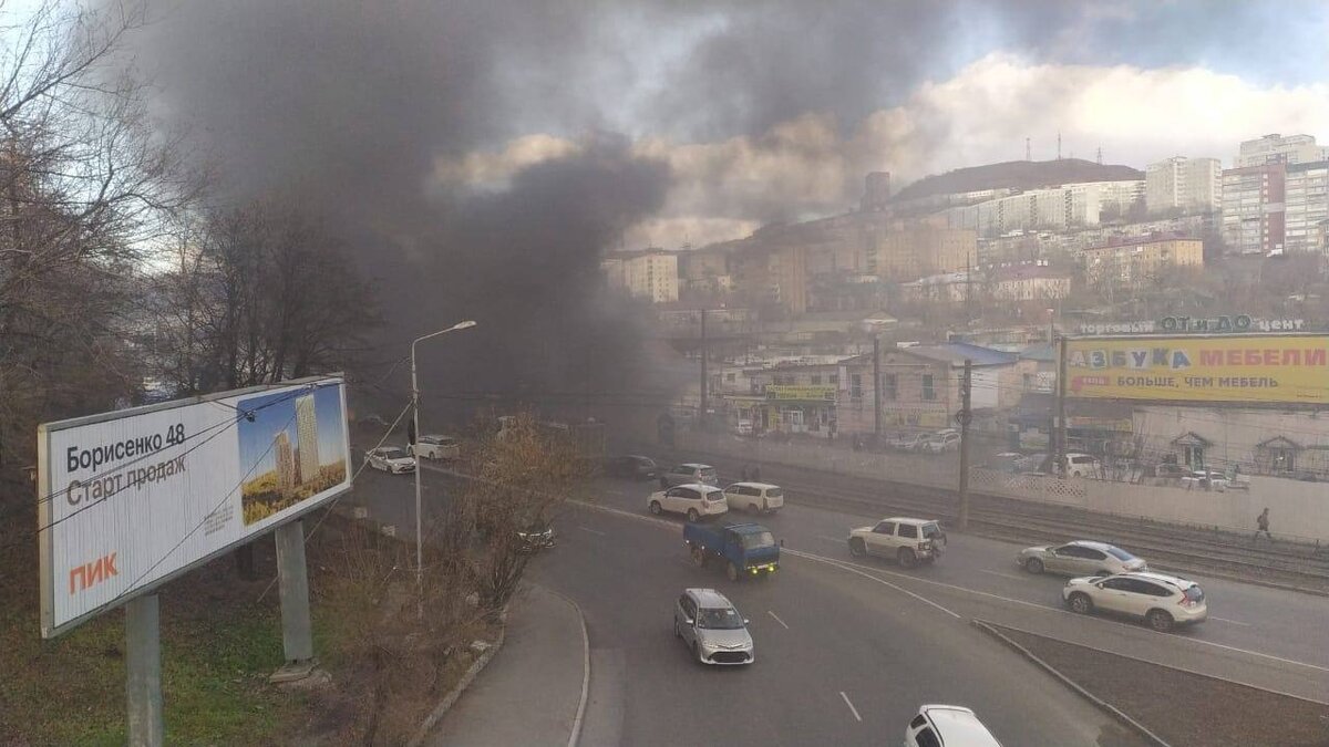     В районе Луговой во Владивостоке местный жители увидели мощные и обильные клубы чёрного дыма. Очевидцы сообщают, что дымовая завеса распространяется над городом.
