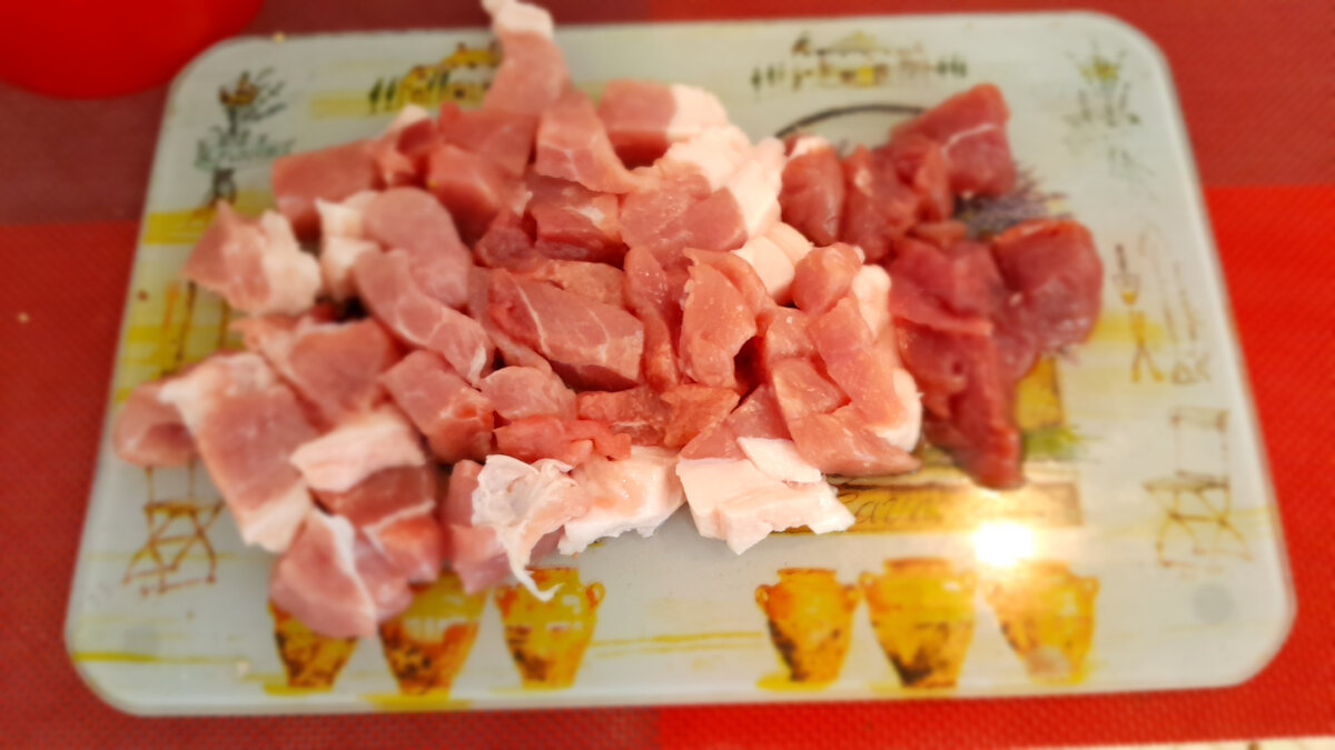 мясо нарезаем кусочками