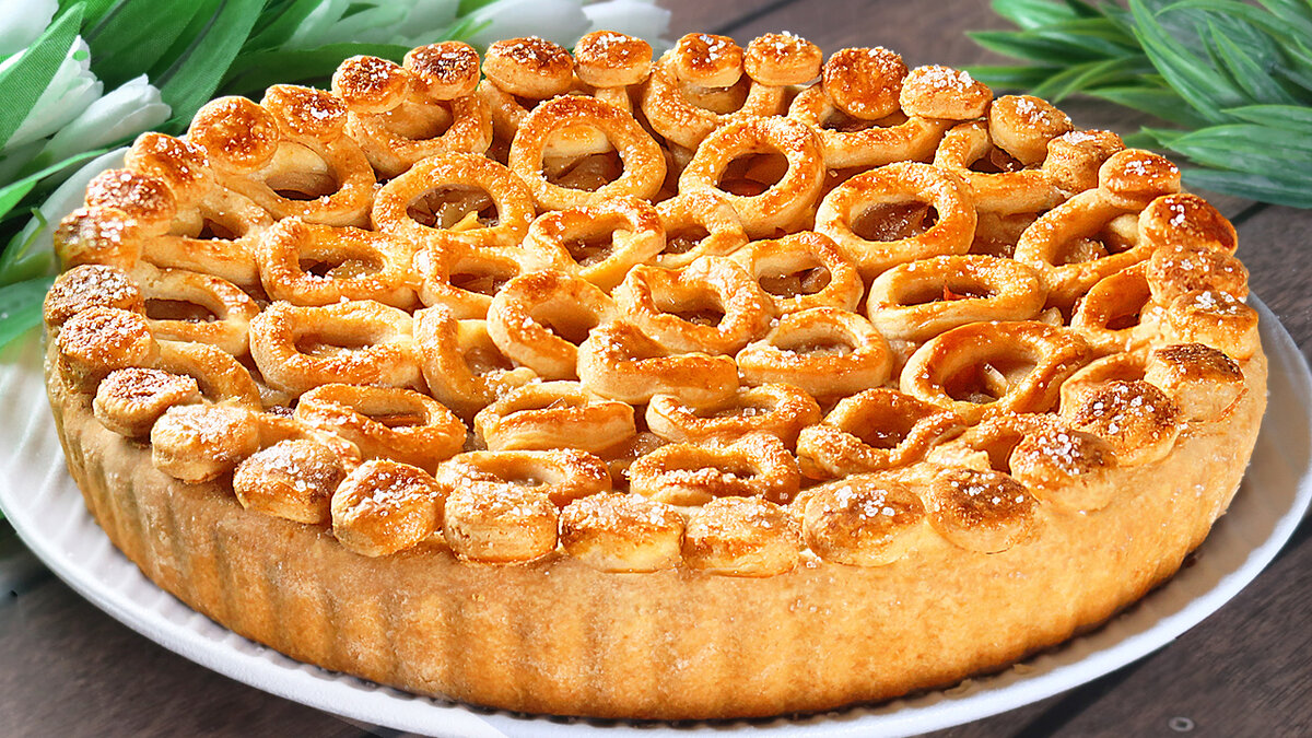 Привет, друзья! Сегодня хочу поделиться рецептом вкусного яблочного пирога.
Тесто в пироге на сметане, сверху - хрустящая корочка. Пирог выглядит нарядно, можно его приготовить на праздник.