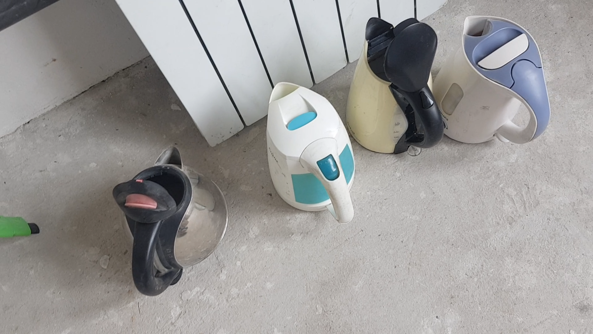 Все электрические чайники устроены по одному принципу, с малыми отличиями. Ремонт схожий. Детали часто подходят от одного к другому. Можно восстановить функции чайника на время убрав из цепи дефектный компонент, если не особо заботиться о вопросах безопасности.