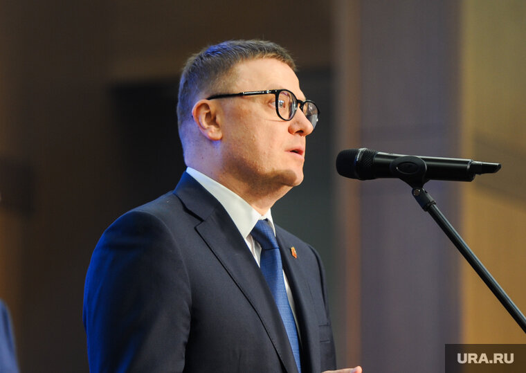    Во время мероприятия Текслер вручил грамоты и благодарности 22 сотрудникам ОВД