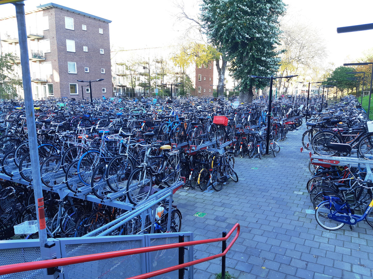 Рис.1 - Двухъярусная велосипедная парковка возле ж/д станции в Амстердаме