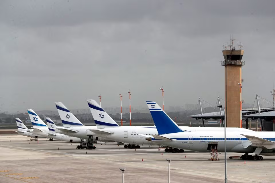 Самолеты авиакомпании El Al Israel Airlines на взлетной полосе в аэропорту Бен-Гурион 10 марта 2020 года. Фото: REUTERS/Ronen Zvulun