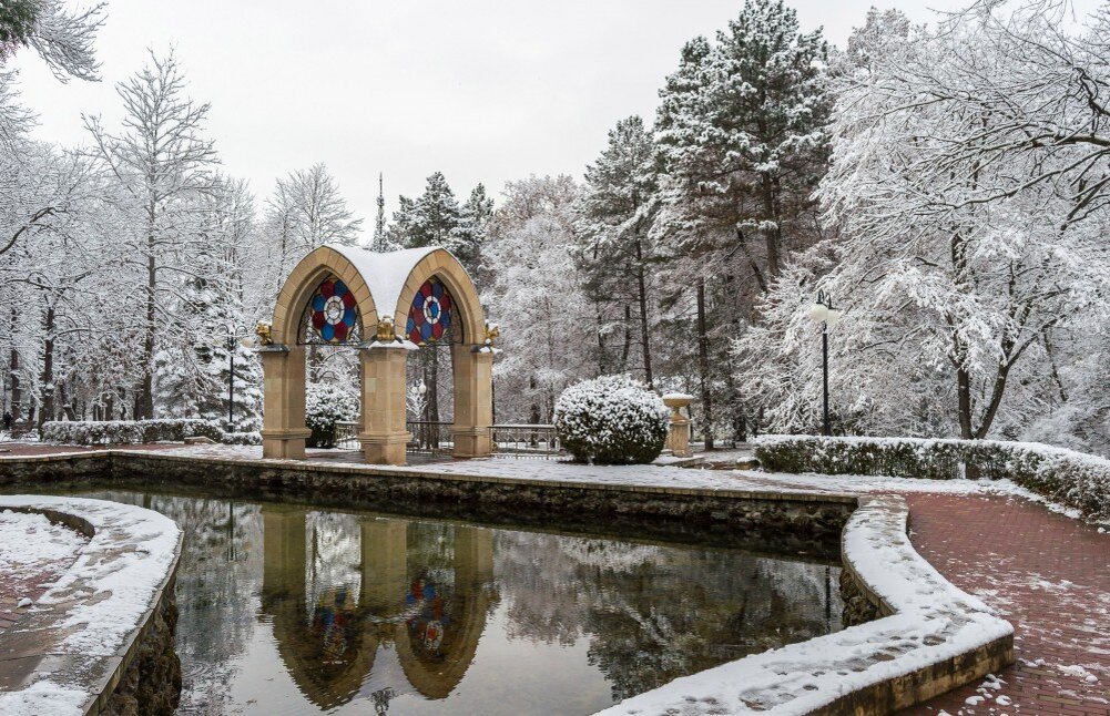 Кисловодск в декабре. Кисловодск парк зима. Кисловодск парк зимой. Достопримечательство Кисловодска зимой. Курортный парк Кисловодск зимой.