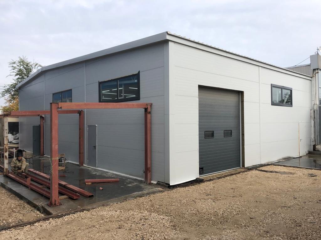 Склады из сэндвич-панелей полностью соответствуют всем требованиям, предъявляемым к складским помещениям, а ещё эстетично выглядят.