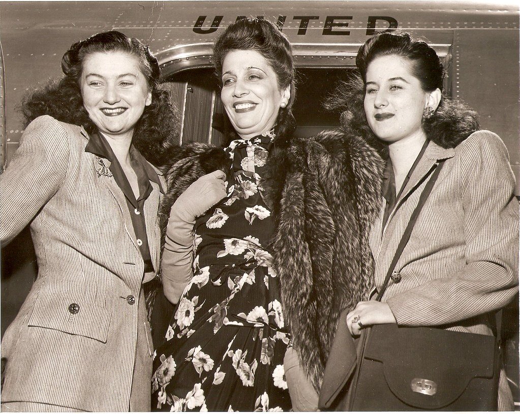 Королева с младшими дочерьми