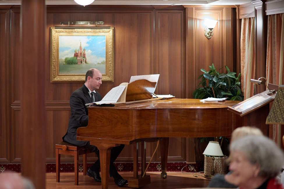 Классическая музыка звучит в великолепных интерьерах круизного лайнера «Волга Дрим»