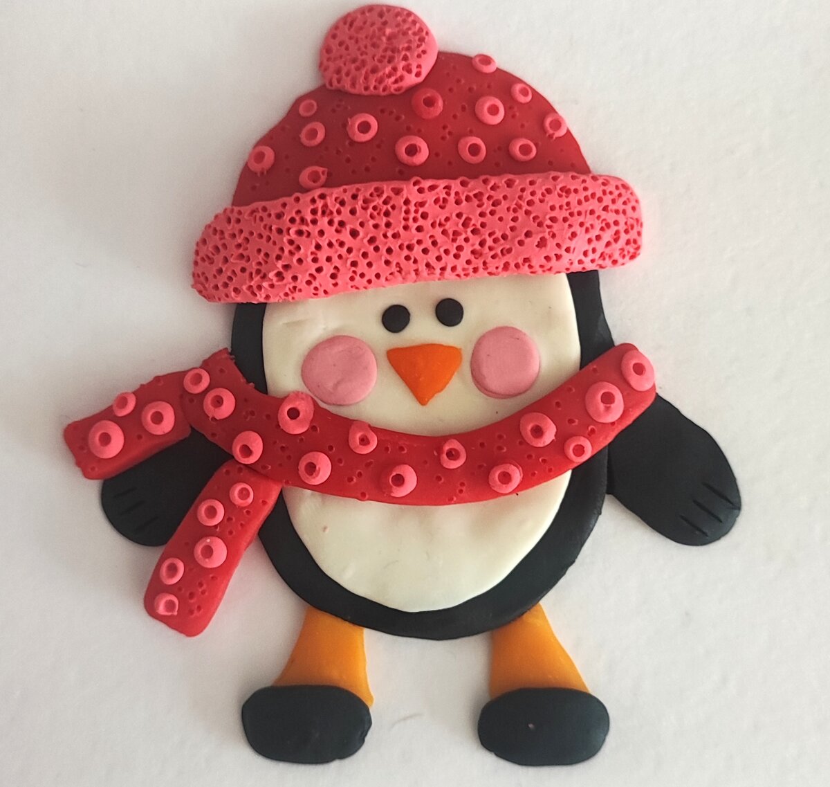 Готовый вариант аппликации из пластилина на картоне 🐧 Пингвин.