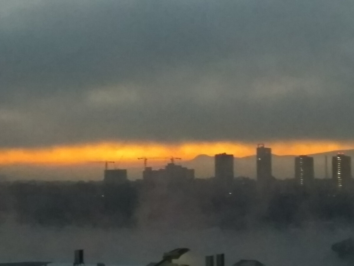 Фото автора. Сегодняшний рассвет и туман. Днём потеплеет