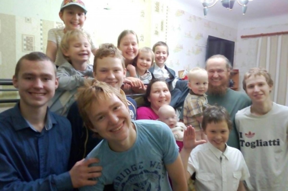 1 ый новости. Многодетная русская семья. Многодетный отец. Многодетная семья Мохсоголлох.