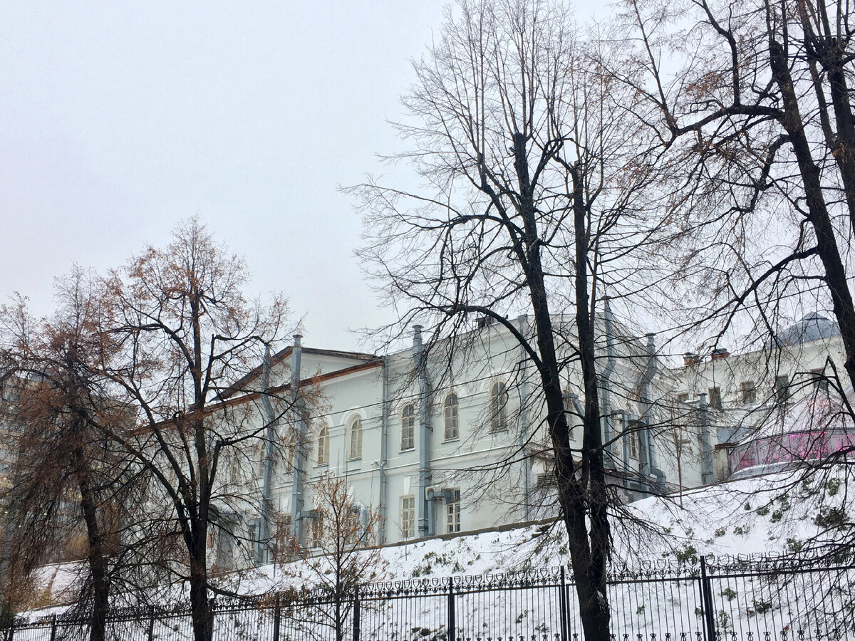 Корпус бывшей бани Императорского Казанского университета со стороны улицы Профсоюзной