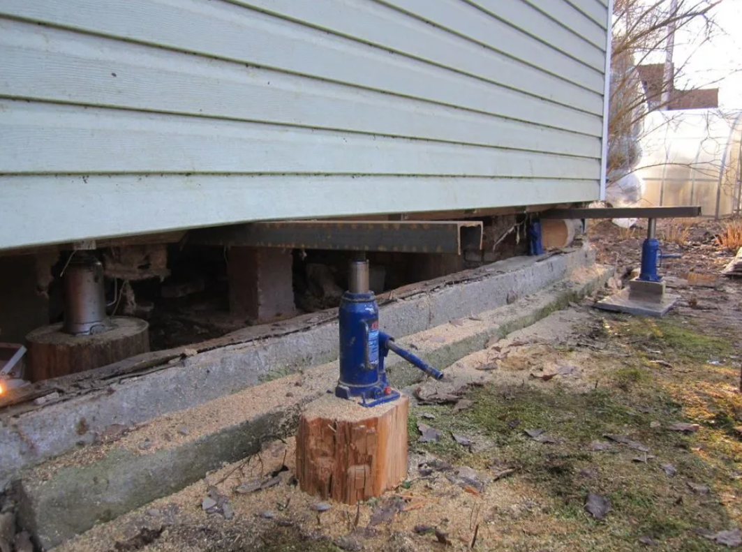 Свайно ригельный фундамент. Домкрат для поднятия деревянного дома. Здание офиса pwc в лондоне. Поднять здание. Реконструкция фундамента винтовыми сваями.