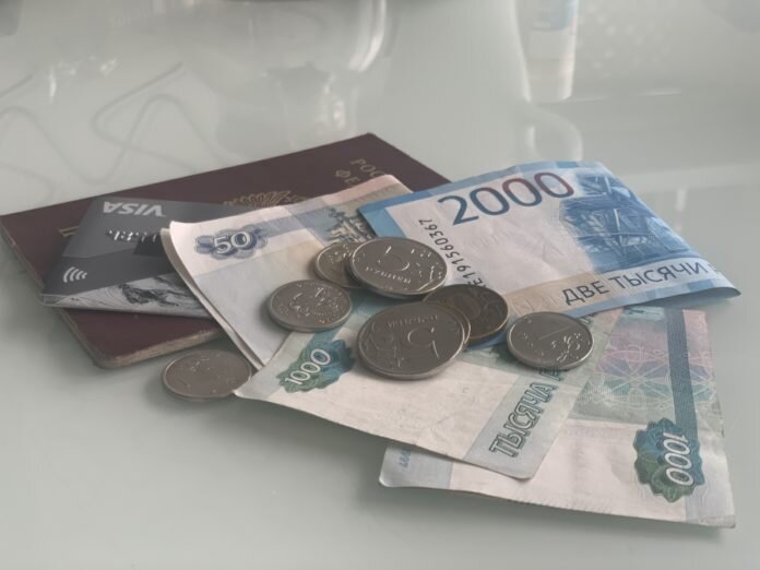 Если вы все же стали жертвой мошенников, срочно позвоните в банк. Заблокируйте карты либо попросите отменить последние операции. Есть вероятность, что деньги еще не успели перечислить.