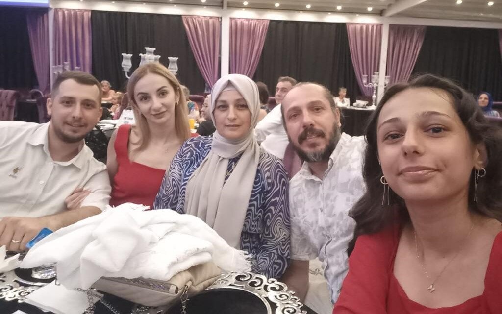 Это мы на помолвке двоюродного брата Юсуфа через месяц после нашей свадьбы. Все разглядывали русскую невестку)))