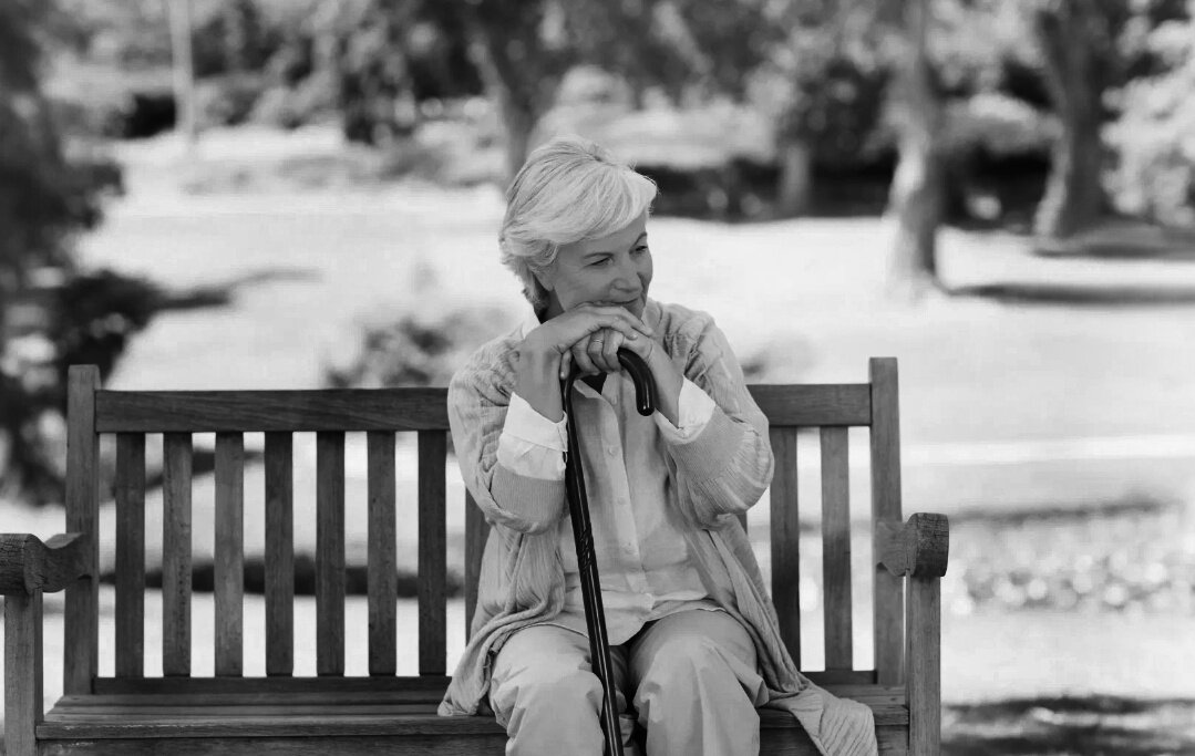 Изображение со страницы https://capiton-mebel.ru/obzory/babushka-sidit-na-skamejke-97-foto.html