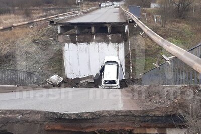    Автомобильный мост через реку Пахру обрушился в Подмосковье ©Telegram-канал "Mash"