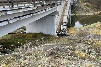    Автомобильный мост через реку Пахру обрушился в Подмосковье ©Telegram-канал "Москва с огоньком"