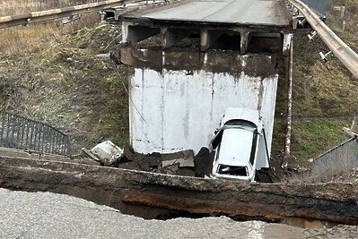    Автомобильный мост через реку Пахру обрушился в Подмосковье ©Telegram-канал "Москва с огоньком"